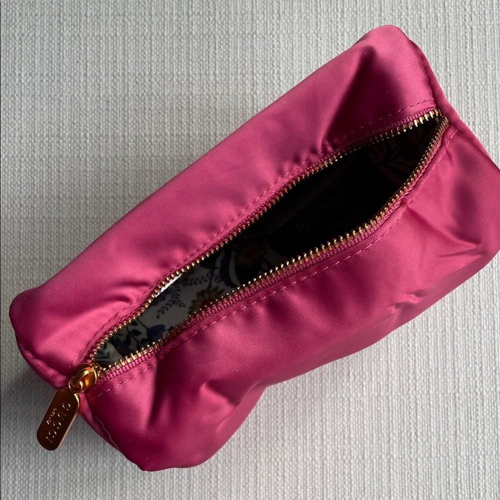 Gucci Beauty Pink Satin Cosmetic Pouch with Gold Logo - Picture 3 of 16